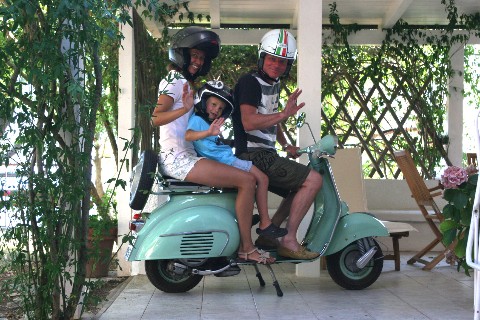 Familienspaß mit klassischer Vespa