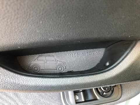 Witzige Prägung im Türgriff des Fiat 500e - weist auf seinen Urahnen hin