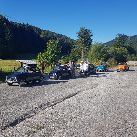 Im zur Verfügung gestellten Oldtimer bei einer geführten Tour im südlichen Wienerwald