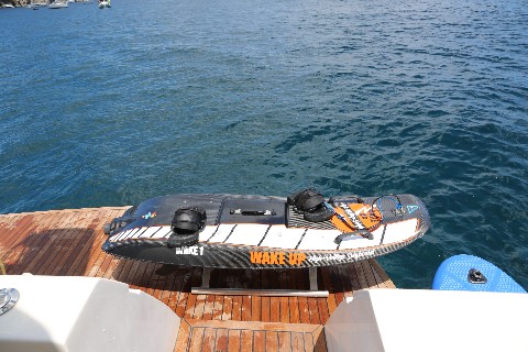 Yacht mit gro&szlig;em Wassersport Equipment chartern