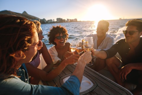 Aperitiv auf Yacht trinken