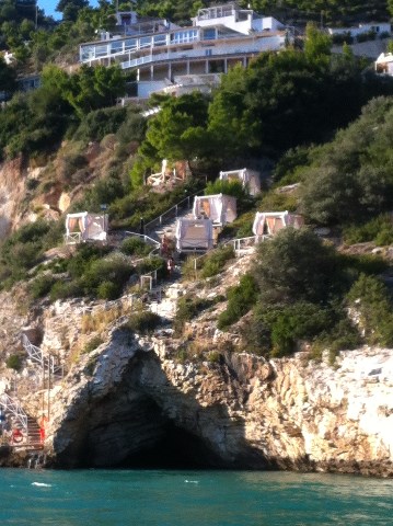 Ein Hotel direkt im Felsen Ein Hotel direkt im Felsen
