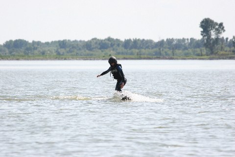 auf dem Wasser mit dem Hoverboard
