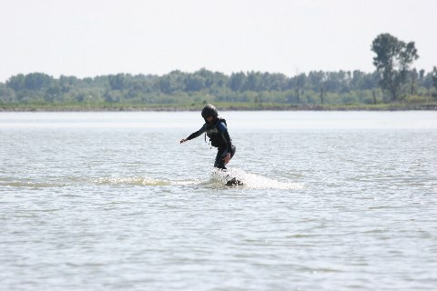auf dem Wasser mit dem Hoverboard auf dem Wasser mit dem Hoverboard