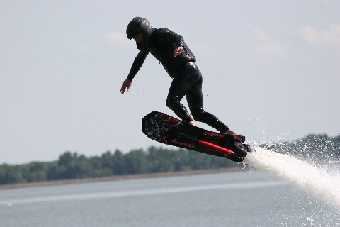 mit Speed durch die Luft auf dem Hoverboard