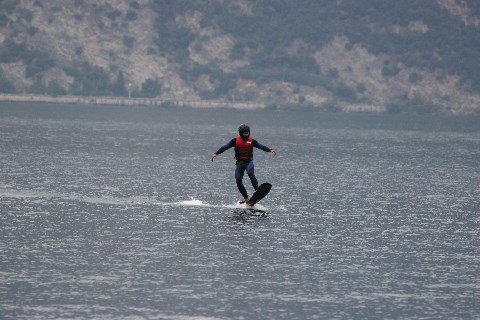 Mit dem Hoverboard zuerst auf dem Wasser... Mit dem Hoverboard zuerst auf dem Wasser...